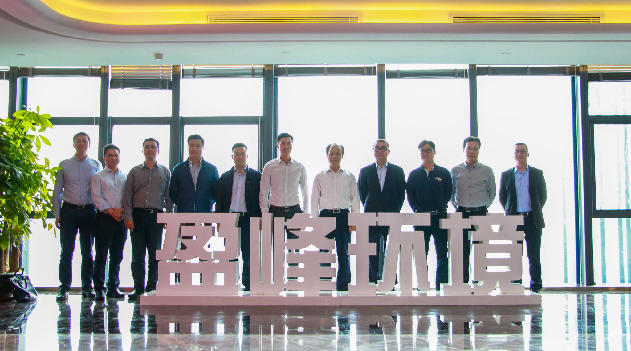 顺德区委书记郭文海一行莅临多宝电竞环境参观考察