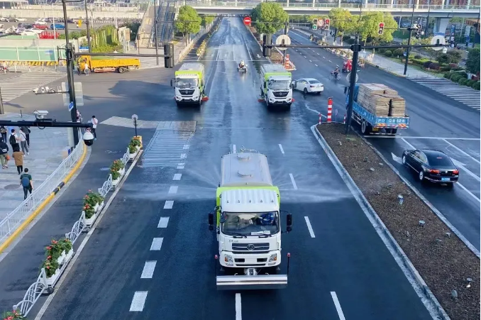 路面见本色丨多宝电竞环境新能源环卫装备服务上海进博会！