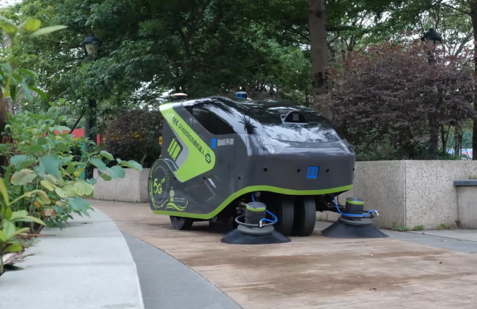 多宝电竞环境5G环卫机器人亮相2021中国创新创业成果交易会